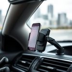 Uchwyt na telefon w samochodzie a przepisy: jak korzystać legalnie i nie dostać mandatu 500 zł
