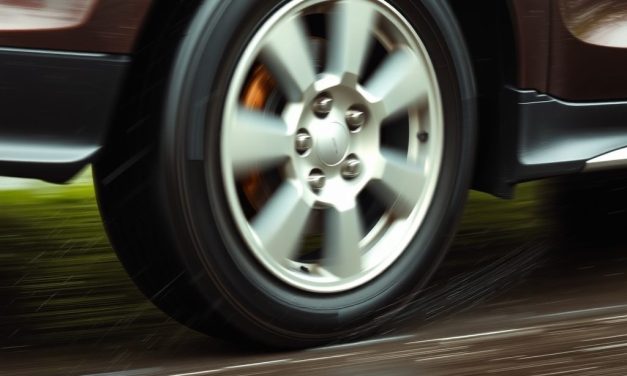 Jak hamować na śliskiej nawierzchni: ABS, odstęp, prędkość i technika hamowania
