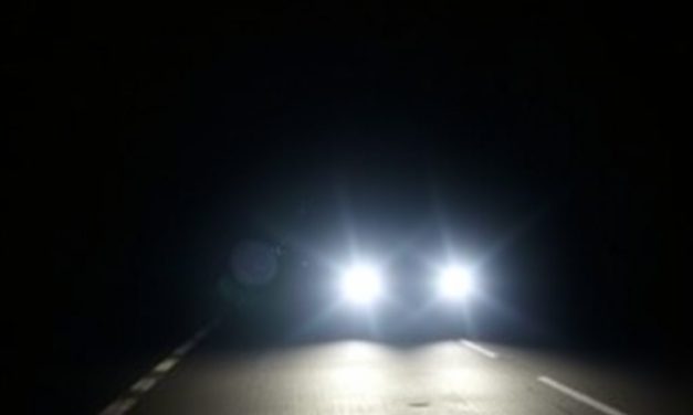 Oślepianie światłami nocą – co robić, gdy reflektory utrudniają jazdę i nie pogarszać własnej widoczności